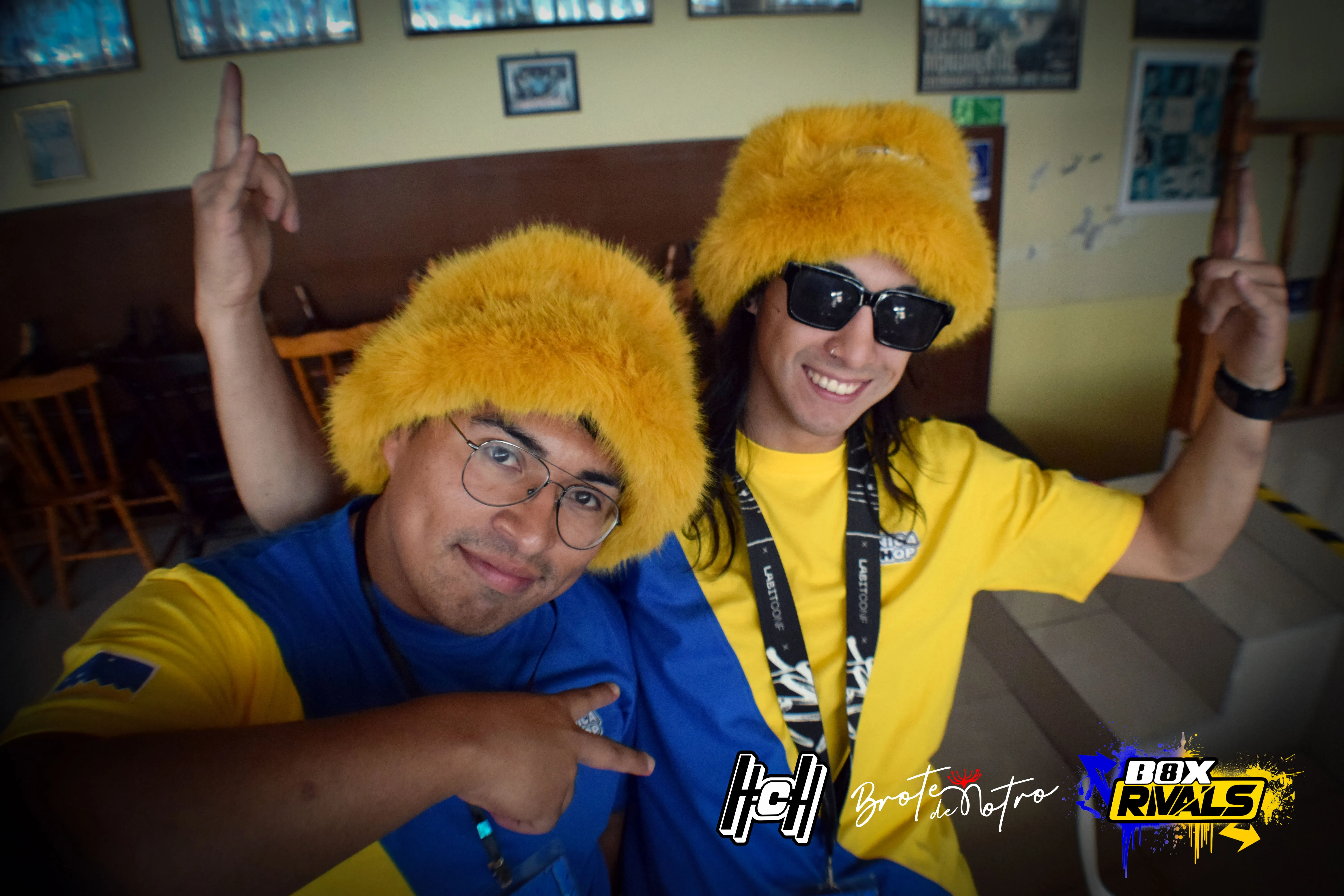 Bzko y PatoDak con gorros BOX8
